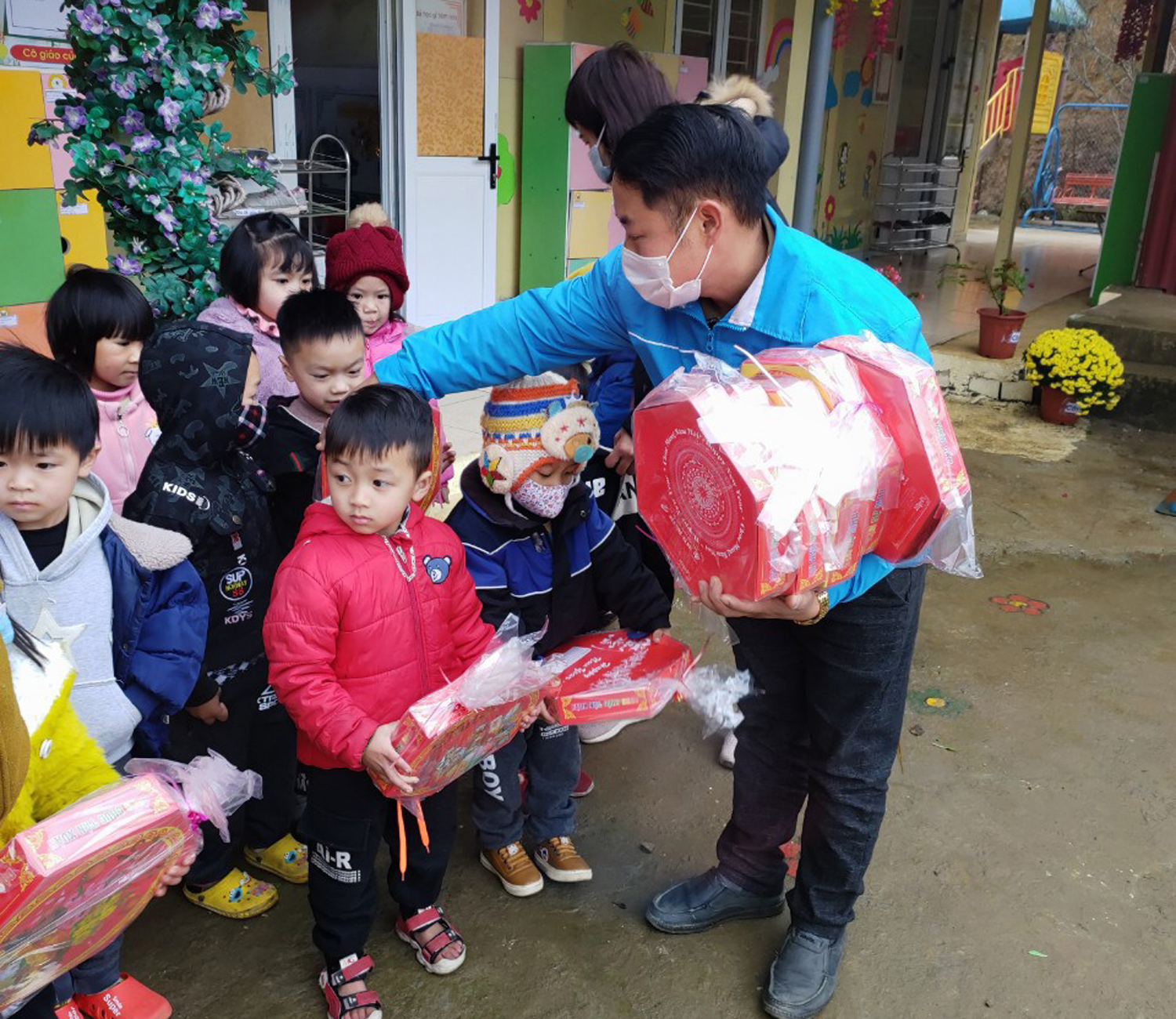 Nhiều cơ quan, đơn vị, địa phương tổ chức tặng quà Tết ảnh 6