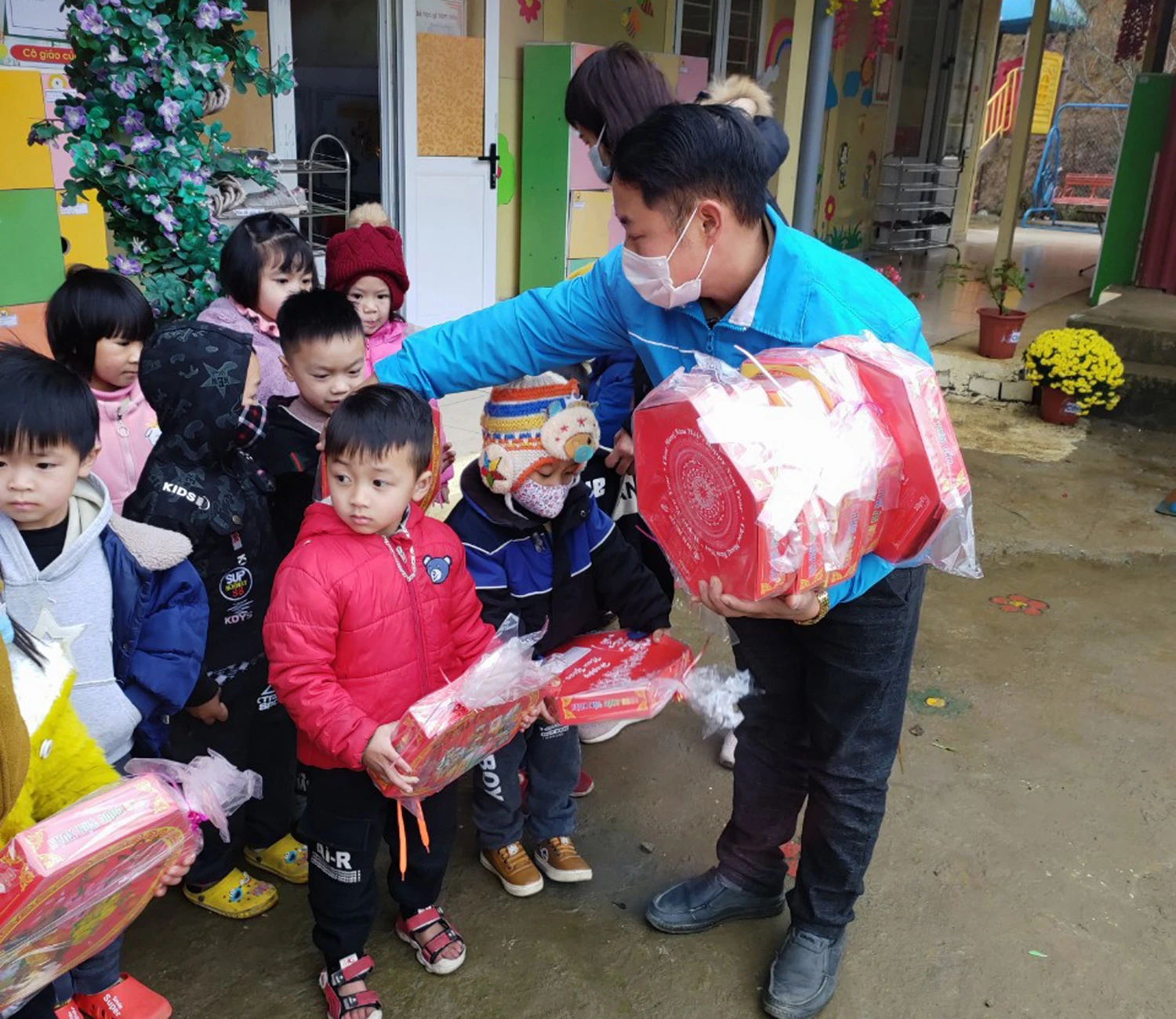 Nhiều cơ quan, đơn vị, địa phương tổ chức tặng quà Tết ảnh 6