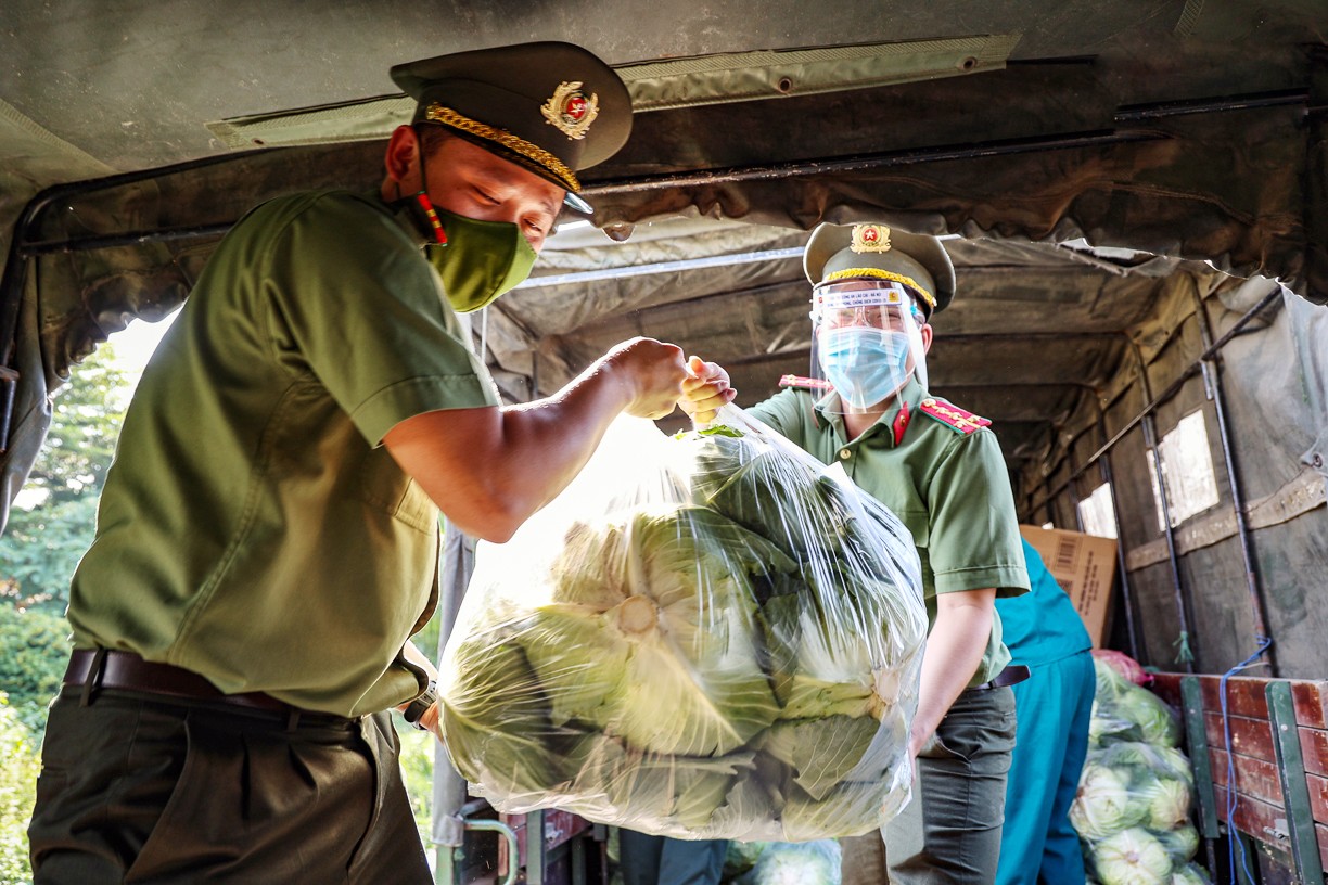Đoàn Thanh niên Công an tỉnh Lào Cai gửi tặng rau xanh cho người dân Hà Nội ảnh 3
