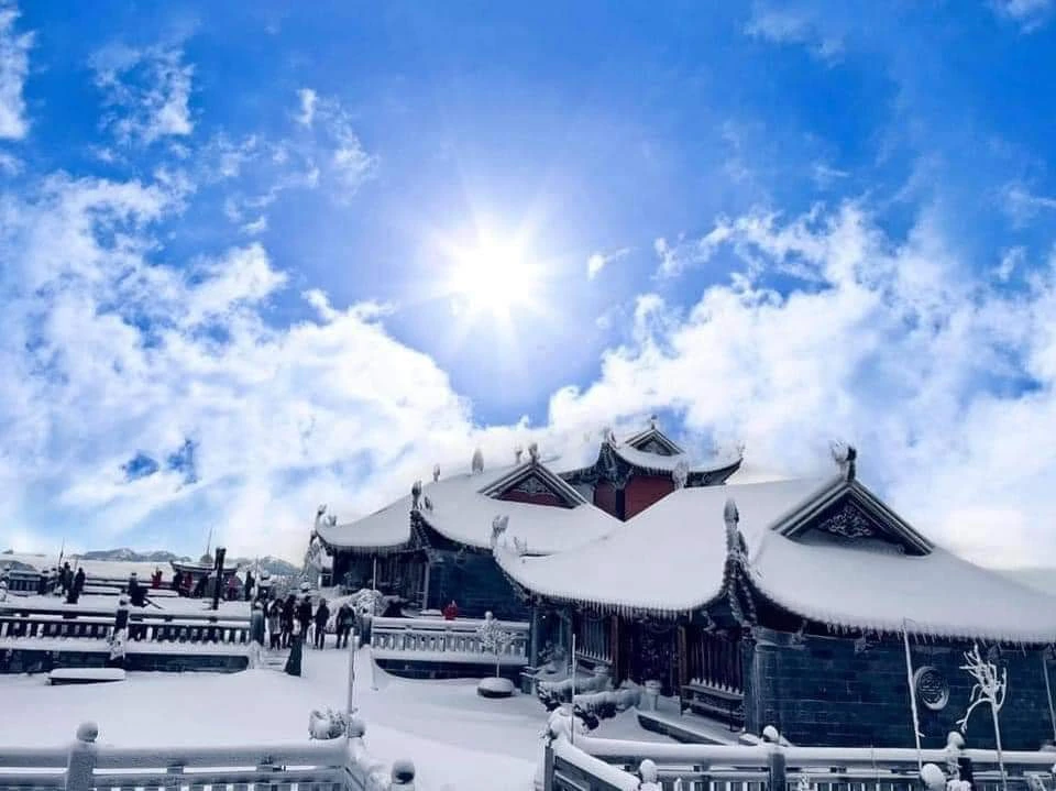 Từ sáng sớm 9/2 đỉnh núi Fansipan đã phủ tuyết trắng tạo lên một khung cảnh vô cùng độc đáo. Tuyết trên đỉnh Fansipan xuất hiện rất dày, có nơi phủ đến 60cm. Cảnh vật huyền ảo. Khung cảnh đẹp như châu Âu khi tuyết phủ. Bình minh trên đỉnh Fansipan trong tuyết phủ. Hoàng hôn trên đỉnh Fansipan vẫn đầy tuyết. Mây trắng và tuyết phủ trên đỉnh Fansipan. Khu du lịch tâm linh của Sun World Fansipan Legend trên đỉnh Fansipan cũng đầy tuyết.