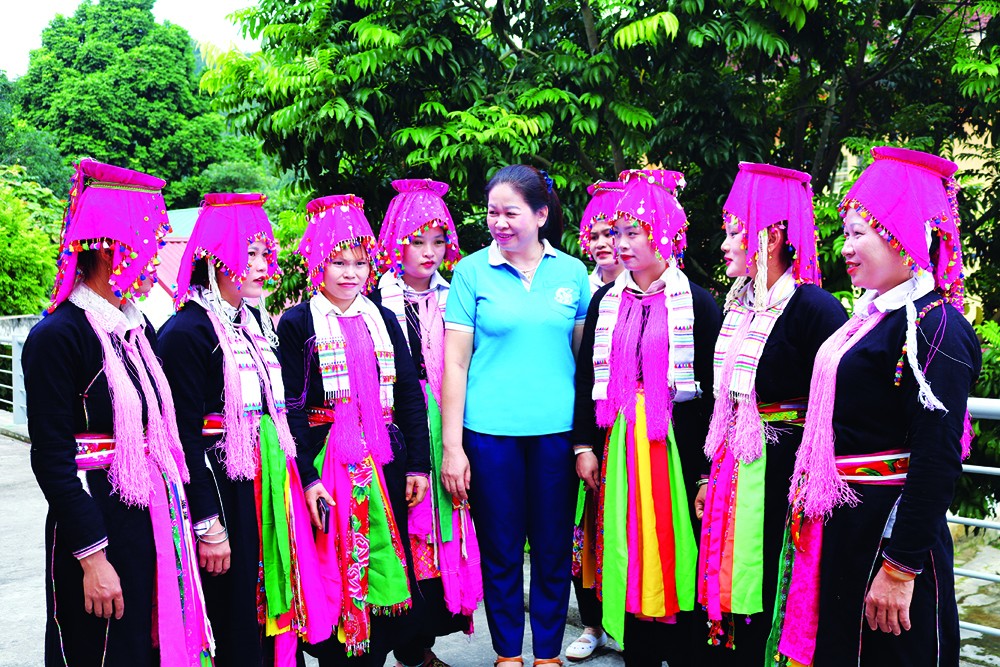 Đồng chí Hà Thị Khánh Nguyệt, Chủ tịch Hội Phụ nữ tỉnh (áo xanh) trò chuyện với hội viên phụ nữ xã Nậm Lúc, huyện Bắc Hà. Ảnh: Tư liệu Đồng chí Hà Thị Khánh Nguyệt, Chủ tịch Hội Phụ nữ tỉnh (áo xanh) trò chuyện với hội viên phụ nữ xã Nậm Lúc, huyện Bắc Hà. Ảnh: Tư liệu