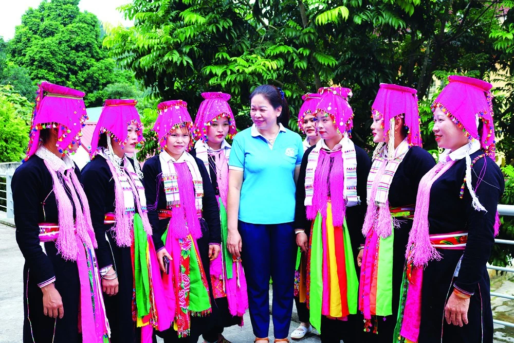 Đồng chí Hà Thị Khánh Nguyệt, Chủ tịch Hội Phụ nữ tỉnh (áo xanh) trò chuyện với hội viên phụ nữ xã Nậm Lúc, huyện Bắc Hà. Ảnh: Tư liệu