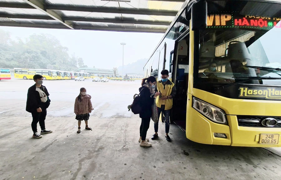 Các nhà xe tuân thủ nghiêm quy định về phòng, chống dịch Covid-19 (hành khách sát khuẩn tay và đeo khẩu trang khi lên xe).