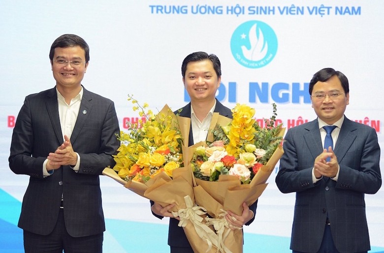 Ủy viên Ban Chấp hành Trung ương Đảng, Bí thư thứ nhất Trung ương Đoàn và Ủy viên dự khuyết Ban Chấp hành Trung ương Đảng, Bí thư thường trực Trung ương Đoàn Bùi Quang Huy chúc mừng tân Chủ tịch Hội Sinh viên Việt Nam Nguyễn Minh Triết.