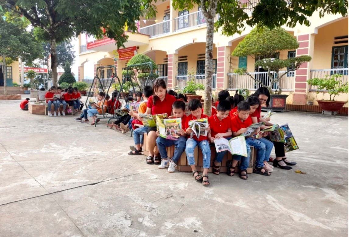 Giáo viên cần quan tâm, gần gũi và lắng nghe học sinh để góp phần xây dựng văn hóa học đường. Giáo viên cần quan tâm, gần gũi và lắng nghe học sinh để góp phần xây dựng văn hóa học đường.