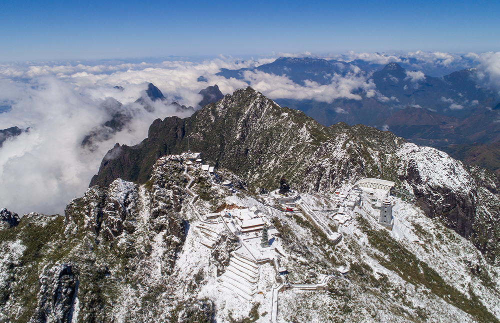 Từ sáng sớm 9/2 đỉnh núi Fansipan đã phủ tuyết trắng tạo lên một khung cảnh vô cùng độc đáo. Tuyết trên đỉnh Fansipan xuất hiện rất dày, có nơi phủ đến 60cm. Cảnh vật huyền ảo. Khung cảnh đẹp như châu Âu khi tuyết phủ. Bình minh trên đỉnh Fansipan trong tuyết phủ. Hoàng hôn trên đỉnh Fansipan vẫn đầy tuyết. Mây trắng và tuyết phủ trên đỉnh Fansipan. Khu du lịch tâm linh của Sun World Fansipan Legend trên đỉnh Fansipan cũng đầy tuyết. Từ sáng sớm 9/2 đỉnh núi Fansipan đã phủ tuyết trắng tạo lên một khung cảnh vô cùng độc đáo. Tuyết trên đỉnh Fansipan xuất hiện rất dày, có nơi phủ đến 60cm. Cảnh vật huyền ảo. Khung cảnh đẹp như châu Âu khi tuyết phủ. Bình minh trên đỉnh Fansipan trong tuyết phủ. Hoàng hôn trên đỉnh Fansipan vẫn đầy tuyết. Mây trắng và tuyết phủ trên đỉnh Fansipan. Khu du lịch tâm linh của Sun World Fansipan Legend trên đỉnh Fansipan cũng đầy tuyết.