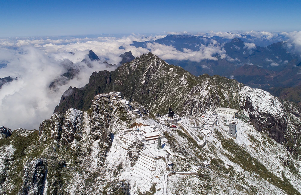 Từ sáng sớm 9/2 đỉnh núi Fansipan đã phủ tuyết trắng tạo lên một khung cảnh vô cùng độc đáo. Tuyết trên đỉnh Fansipan xuất hiện rất dày, có nơi phủ đến 60cm. Cảnh vật huyền ảo. Khung cảnh đẹp như châu Âu khi tuyết phủ. Bình minh trên đỉnh Fansipan trong tuyết phủ. Hoàng hôn trên đỉnh Fansipan vẫn đầy tuyết. Mây trắng và tuyết phủ trên đỉnh Fansipan. Khu du lịch tâm linh của Sun World Fansipan Legend trên đỉnh Fansipan cũng đầy tuyết.