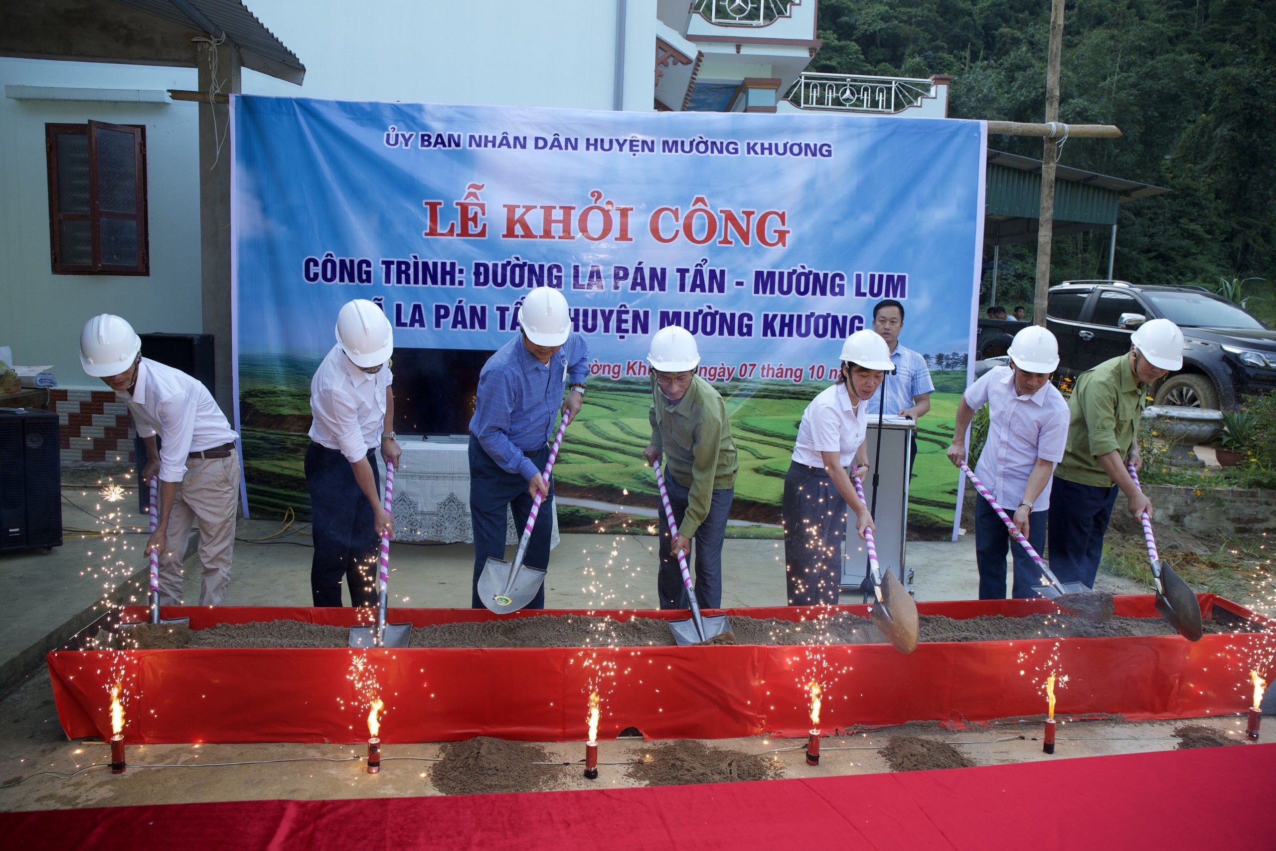 Các đại biểu thực hiện nghi thức khởi công công trình.