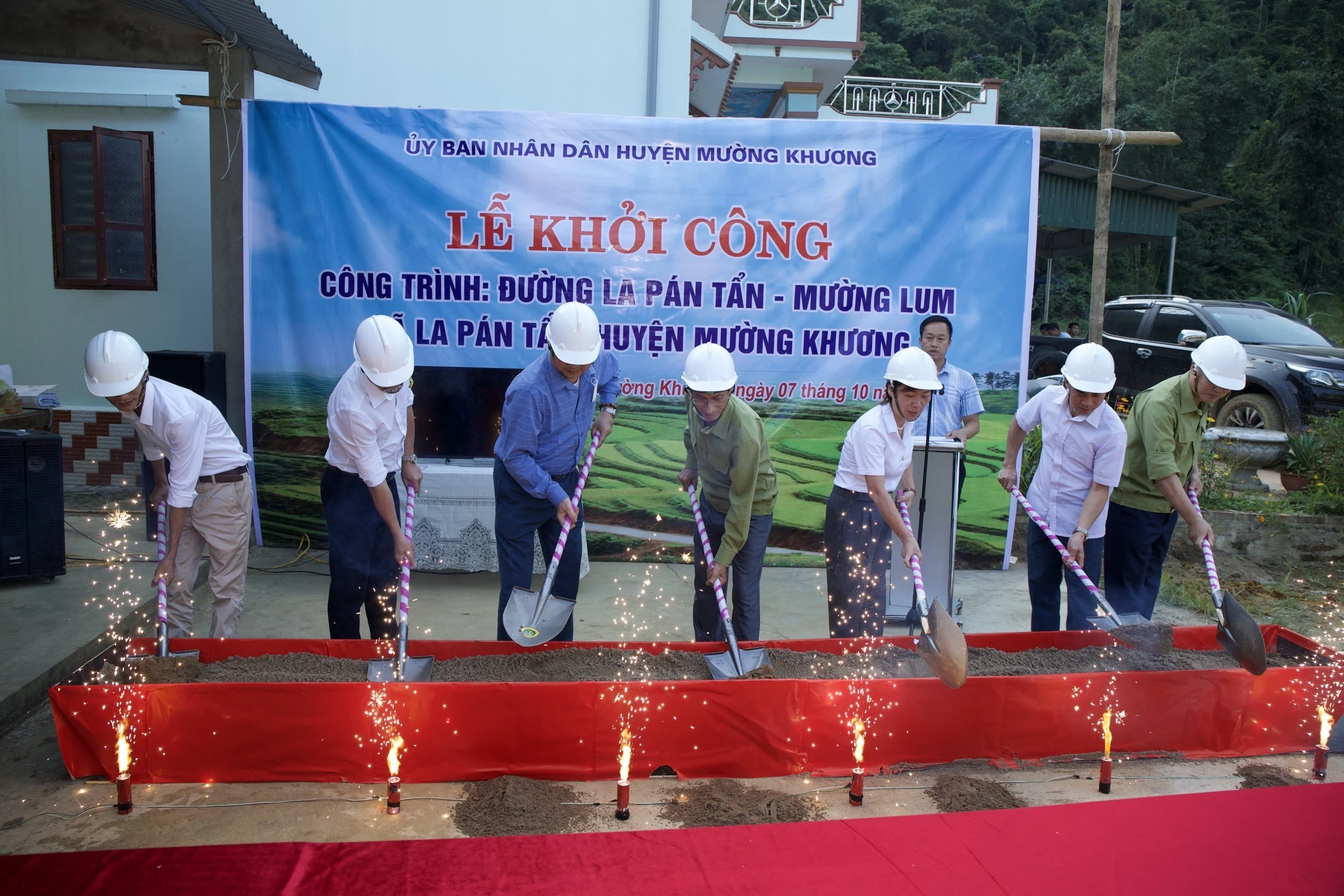 Các đại biểu thực hiện nghi thức khởi công công trình.