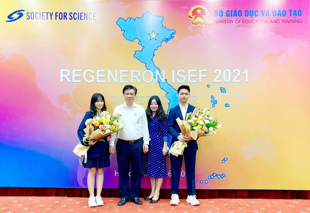 Cô giáo Huệ (thứ 2 từ phải sang) và học trò chụp ảnh lưu niệm cùng Thứ trưởng Bộ Giáo dục và Đào tạo Nguyễn Hữu Độ. Ảnh: TL