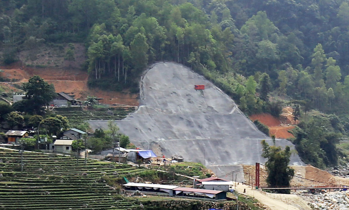 Thi công Nhà máy Thủy điện Nậm Sài đang đe dọa tính mạng và tài sản hàng trăm hộ ở xã Bản Hồ. Thi công Nhà máy Thủy điện Nậm Sài đang đe dọa tính mạng và tài sản hàng trăm hộ ở xã Bản Hồ.