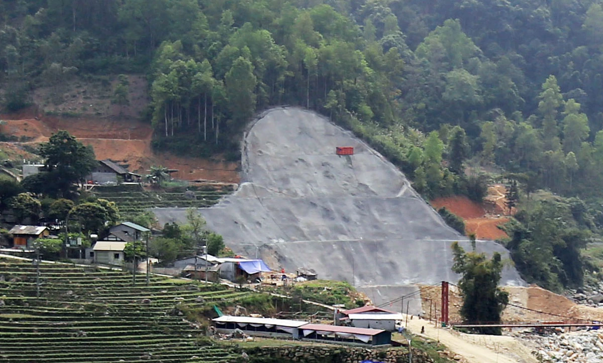 Thi công Nhà máy Thủy điện Nậm Sài đang đe dọa tính mạng và tài sản hàng trăm hộ ở xã Bản Hồ.