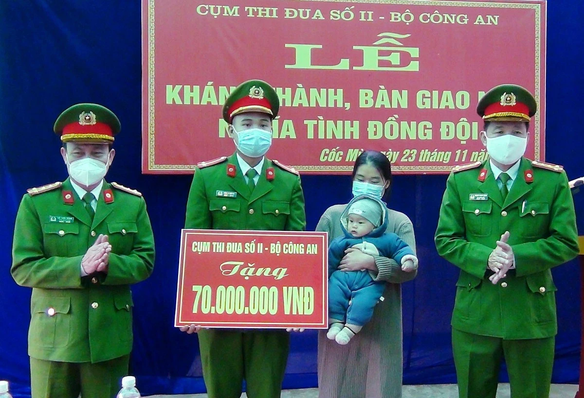 Đại diện Cụm thi đua số II trao kinh phí hỗ trợ cho gia đình Trung úy Tẩn A Hạnh.