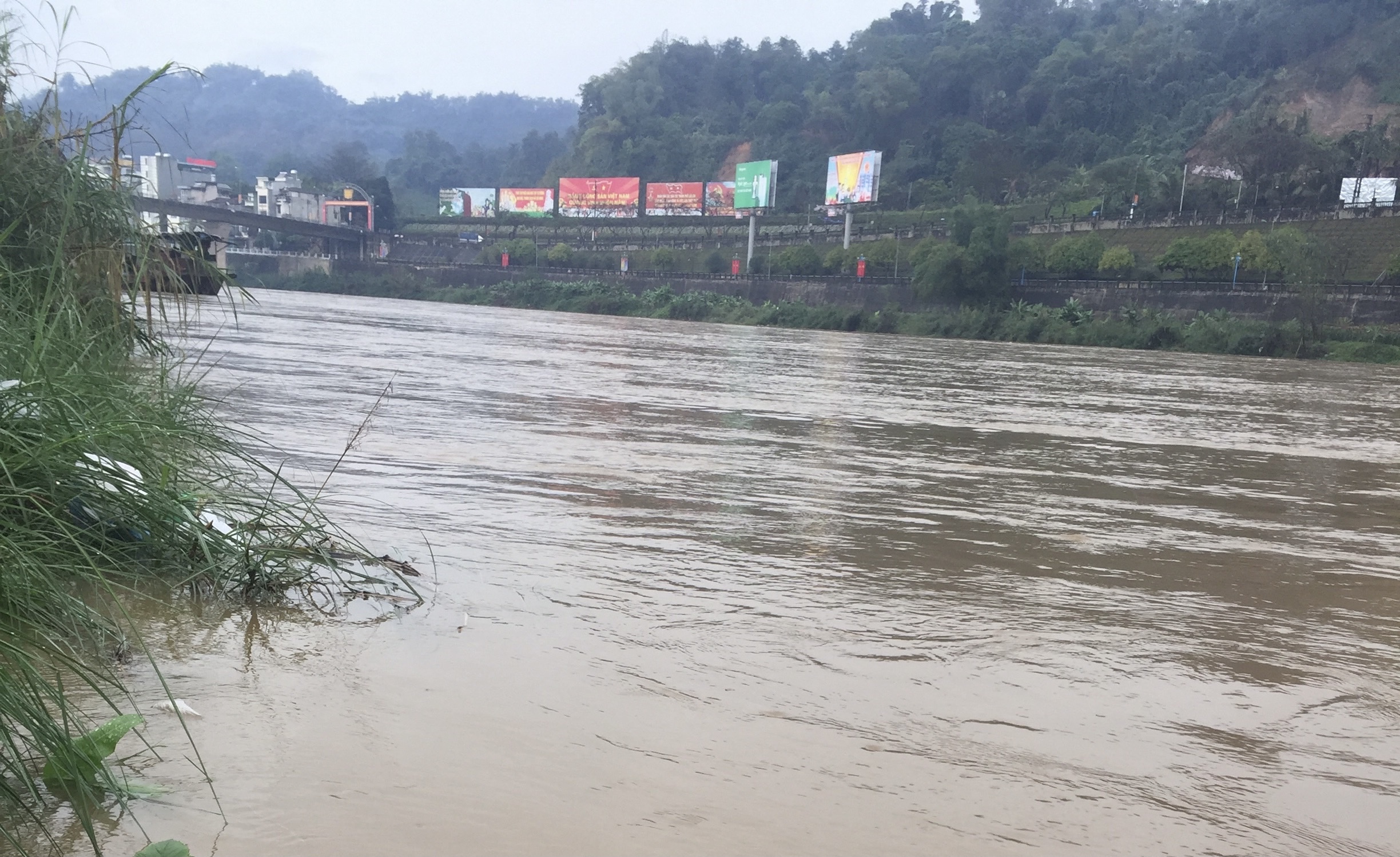 Sông Hồng xuất hiện lũ trái mùa ảnh 1