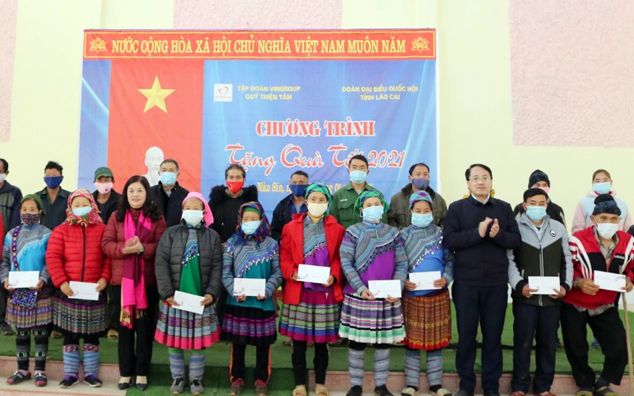 Trao quà cho các hộ nghèo xã Nàn Sín. Trao quà cho các hộ nghèo xã Nàn Sín.