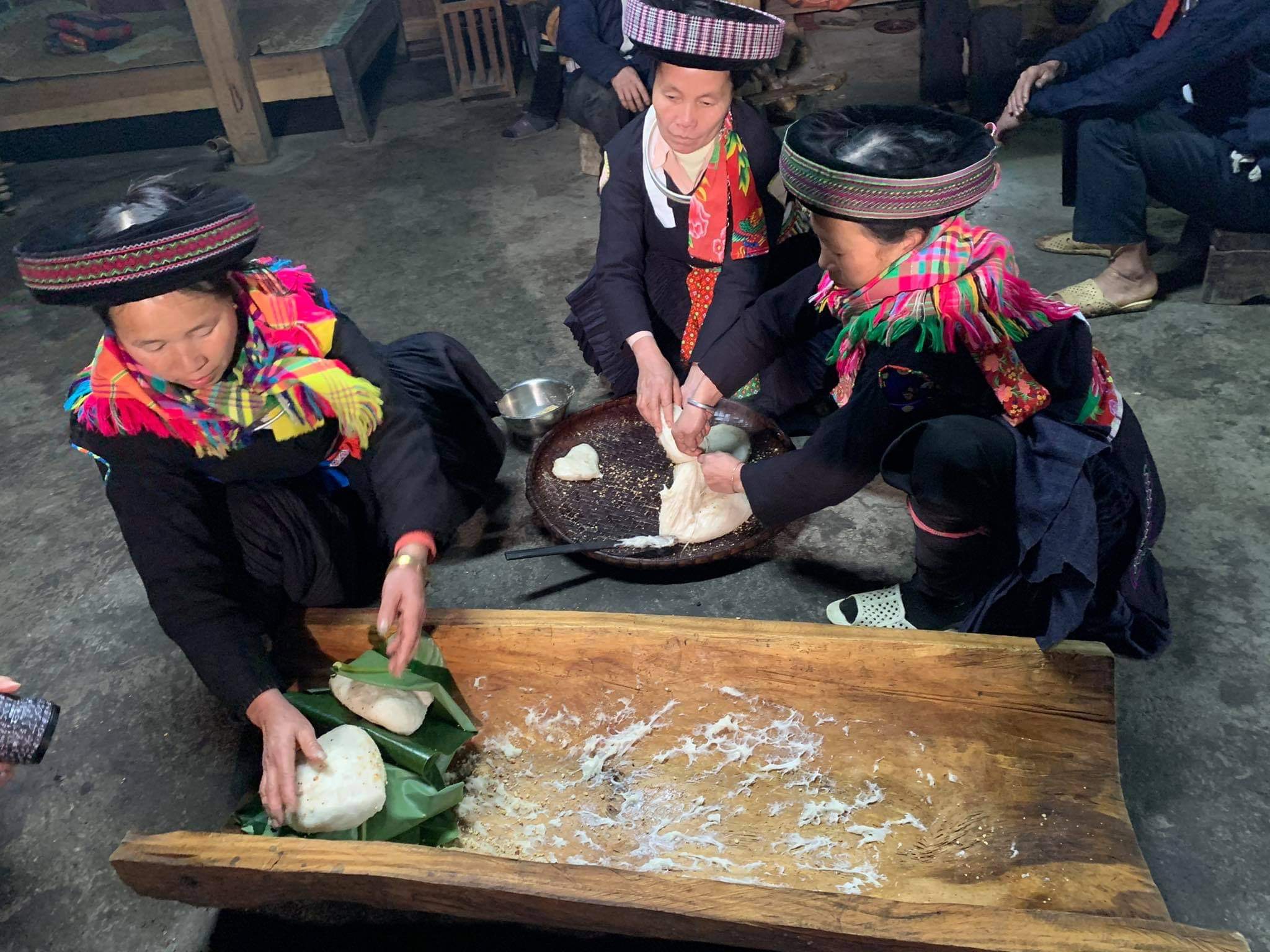 Để chuẩn bị cho nghi lễ gọi hồn về ăn tết, gia chủ cùng con cháu trong gia đình cắt giấy, dán giấy bùa và vẽ trứng để chuẩn bị làm lễ. Người Mông xanh vẽ lên quả trứng làm lễ hình kho thóc, bồ thóc, con trâu, gà, vịt, đồng bạc, cây lanh, hình người để tượng trưng cho hồn lúa, vải chàm, con người, nông sản, tiền, gia súc, gia cầm… Chủ nhà làm lễ khấn gọi hồn về ăn tết với mâm lễ đơn giản gồm rổ gạo nếp, trứng đã vẽ và giấy bùa đặt ở gian chính giữa nhà. Sau khi khấn gọi hồn xong, gia chủ dán giấy bùa lên bàn thờ tổ tiên, cửa chính nhà ở để làm mới ngôi nhà cầu mong năm mới may mắn, thuận lợi. Dán giấy bùa lên nông cụ để “gọi hồn” nông cụ về ăn tết sau một năm gắn bó với con người, để năm mới tiếp tục lên nương, xuống ruộng lao động. Dán giấy bùa lên chuồng gà cầu mong trong năm mới gà đẻ nhiều trứng, không dịch bệnh và chóng lớn. Sau khi làm lễ gọi hồn xong, gạo nếp được đem xôi lên để cả nhà cùng ăn trong đêm ba mươi tết. Trong ngày 30 tết, người Mông xanh còn giã bánh giày để cúng tổ tiên và cùng nhau đón tết đầm ấm, sum vầy.