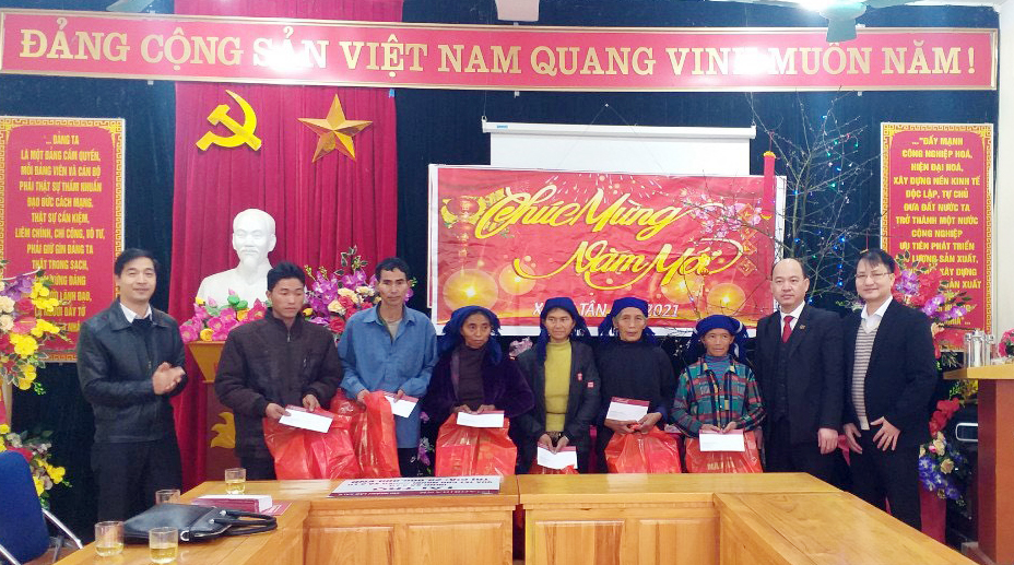 Đại diện Agribank Chi nhánh Lào Cai II trao quà cho hộ nghèo huyện Bát Xát. Đại diện Agribank Chi nhánh Lào Cai II trao quà cho hộ nghèo huyện Bát Xát.