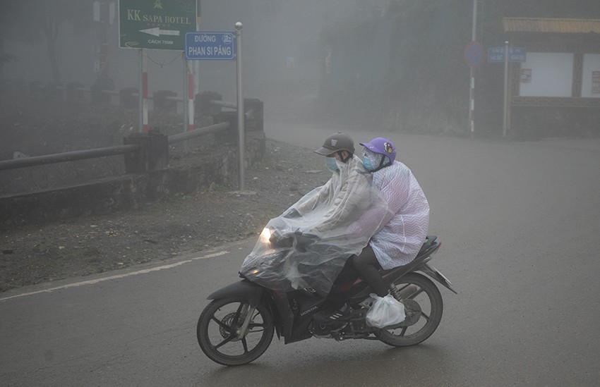 Nền nhiệt giảm sâu cùng với sương mù dày đặc bao phủ trung tâm thị xã Sa Pa. Sương mù dày đặc vào buổi sáng khiến tầm nhìn bị hạn chế. Tiết trời lạnh giá, người dân hạn chế ra đường. Người dân dùng nhiều cách chống rét khi lưu thông trên đường. Những bếp sưởi nhỏ được sử dụng nhiều ở các hàng quán. Nhiều người sử dụng quạt sưởi bằng điện. Người Sa Pa đã quen với nền nhiệt lạnh giá, nên luôn biết cách bảo vệ sức khỏe bản thân và gia đình. Nhịp sống lao động vẫn diễn ra trong giá rét.