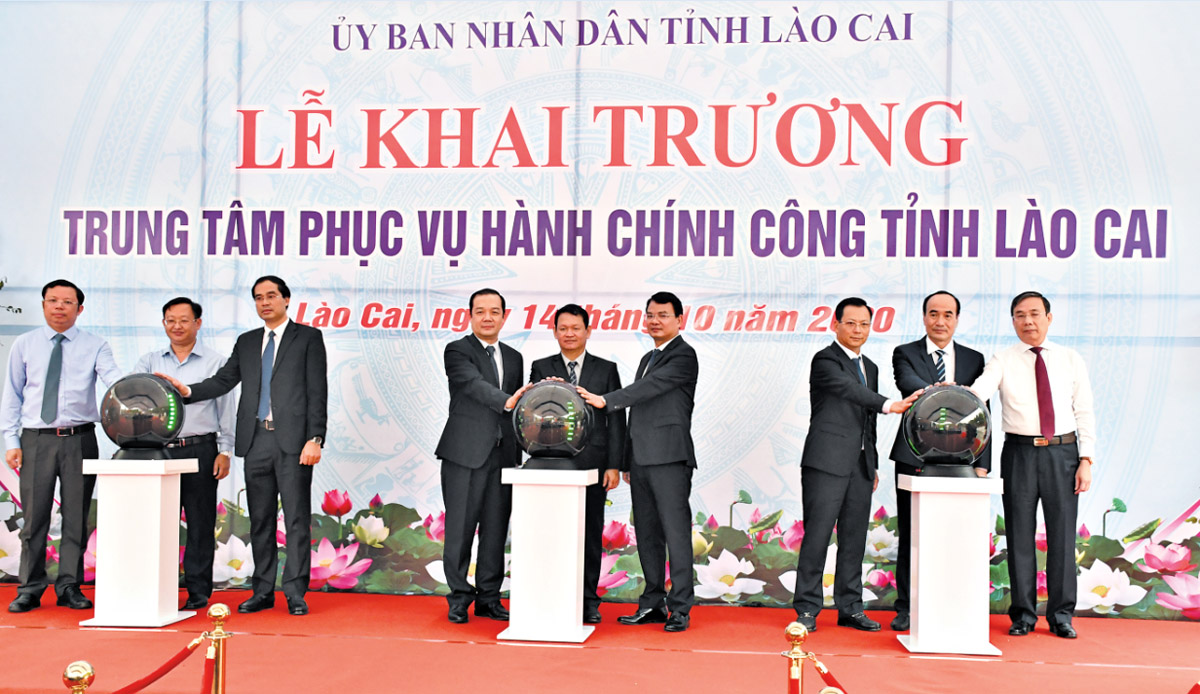 Các đại biểu nhấn nút khai trương Trung tâm Phục vụ hành chính công tỉnh Lào Cai. Các đại biểu nhấn nút khai trương Trung tâm Phục vụ hành chính công tỉnh Lào Cai.