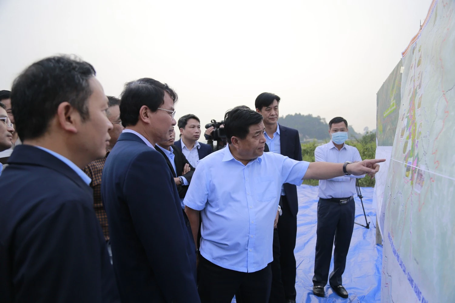 Bộ trưởng Bộ Kế hoạch và Đầu tư Nguyễn Chí Dũng kiểm tra dự án Cảng hàng không&nbsp;Sa Pa ảnh 1