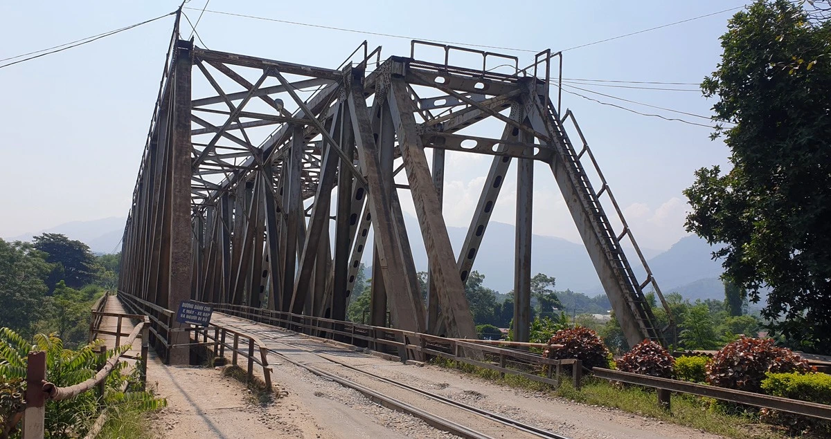 Từ 9h15 phút sáng 8/10, nhân viên gác ghi của Xí nghiệp Vận tải đường sắt, thuộc Công ty TNHH Một thành viên Apatit Việt Nam đã không cho các phương tiện lưu thông lên cầu chung đường sắt Bến Đền... ... với lý do cầu yếu, các xe tải trọng quá 30 tấn sẽ không được qua cầu.