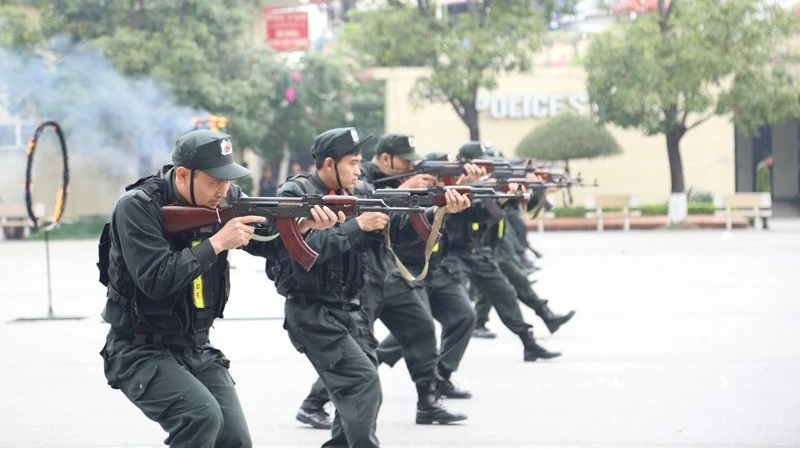 Diễn tập kỹ thuật, chiến thuật trấn áp tội phạm.