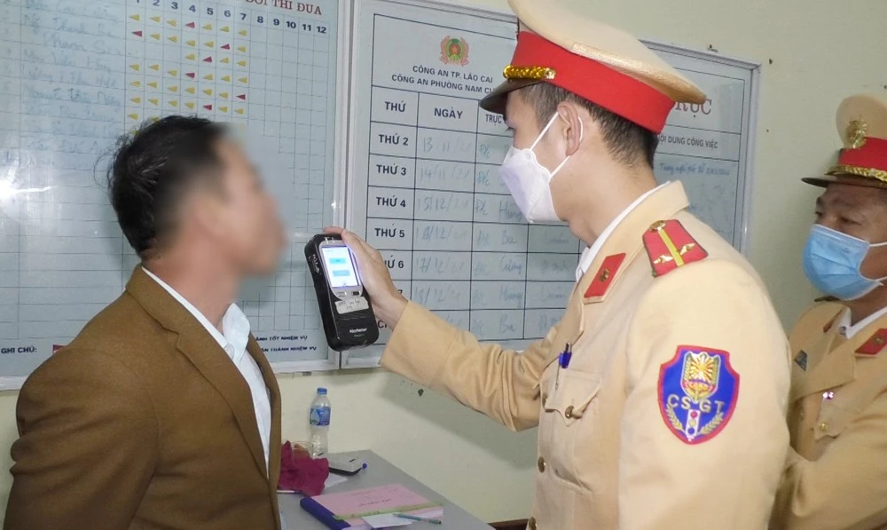 Kiểm tra nồng độ cồn đối với lái xe ô tô gây tai nạn.