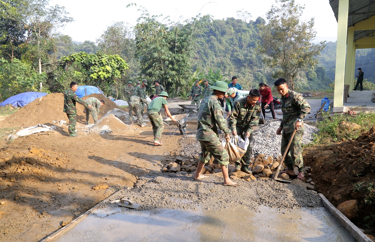 Bộ đội giúp nhân dân bản 4 Vành, xã Xuân Thượng đổ bê tông sân nhà văn hóa bản.