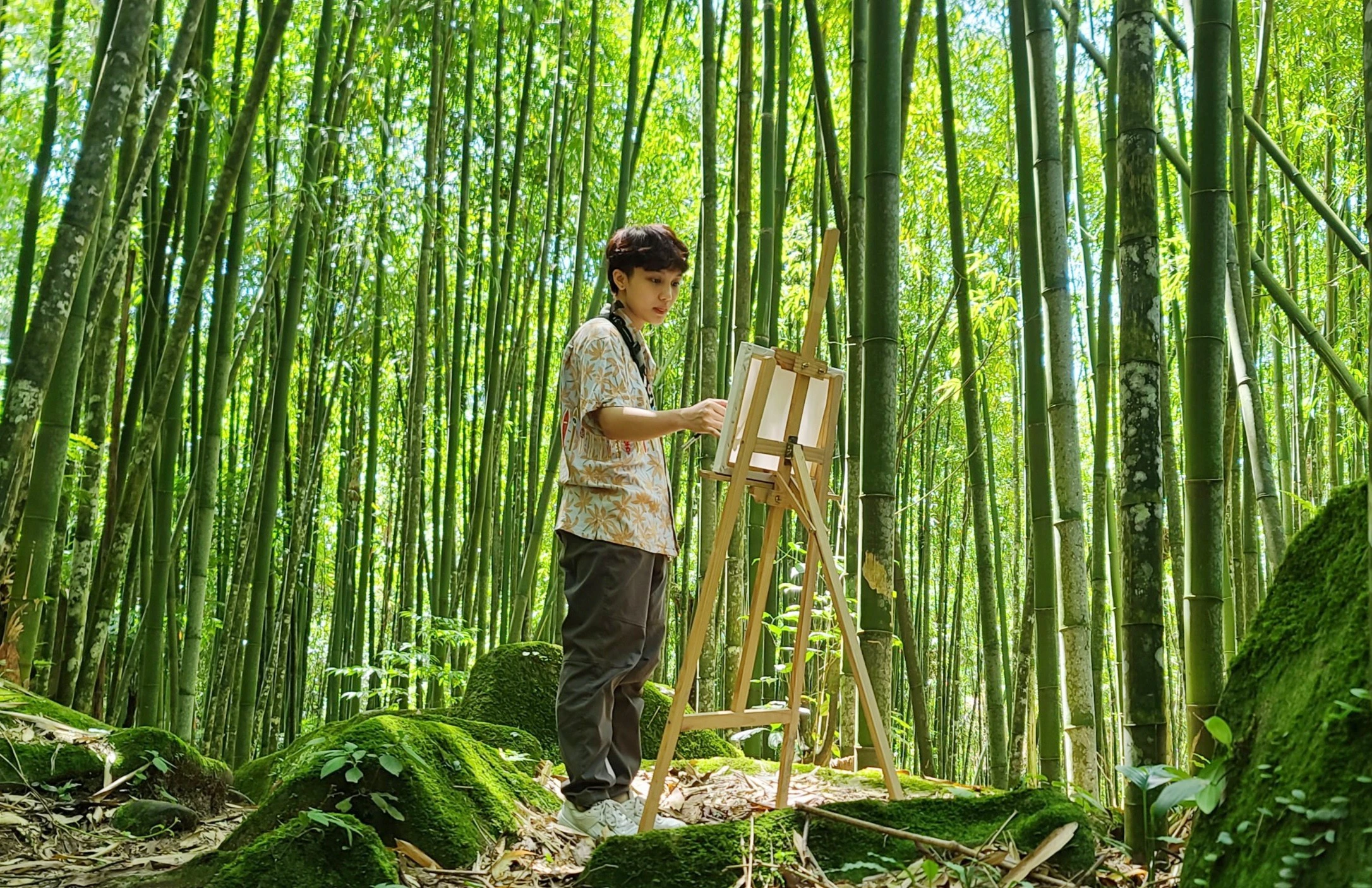 Hoàng Trúc Quỳnh không ngừng sáng tạo trong các bức vẽ. Hoàng Trúc Quỳnh không ngừng sáng tạo trong các bức vẽ.