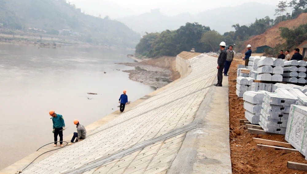 Hạng mục đổ bê tông thân kè đã cơ bản hoàn thành. Hạng mục đổ bê tông thân kè đã cơ bản hoàn thành.
