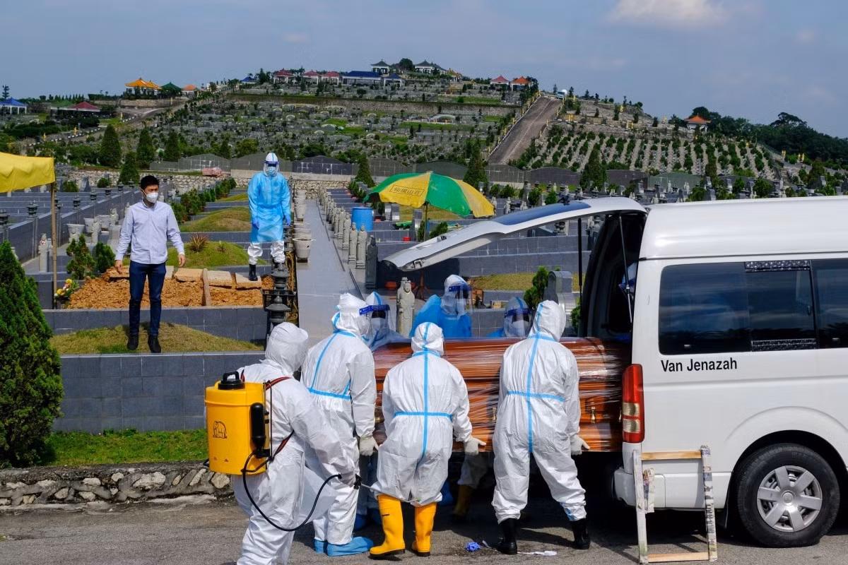 6 tháng tới, bức tranh Covid-19 trên thế giới sẽ tươi sáng hơn hay vẫn u tối? ảnh 1