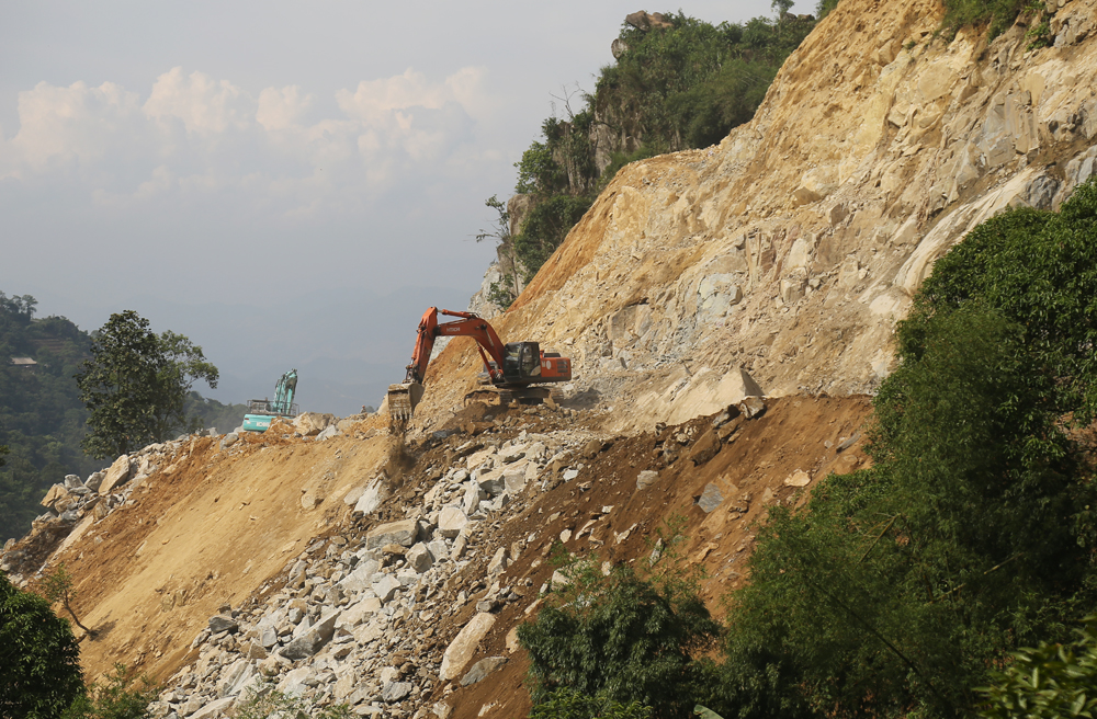 Trên công trường đường nối cao tốc Nội Bài - Lào Cai đi Sa Pa ảnh 2