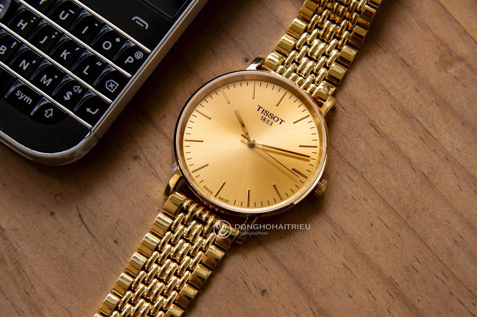 Đồng hồ nam màu vàng có bị phai màu không? Nên mua ở đâu? ảnh 1