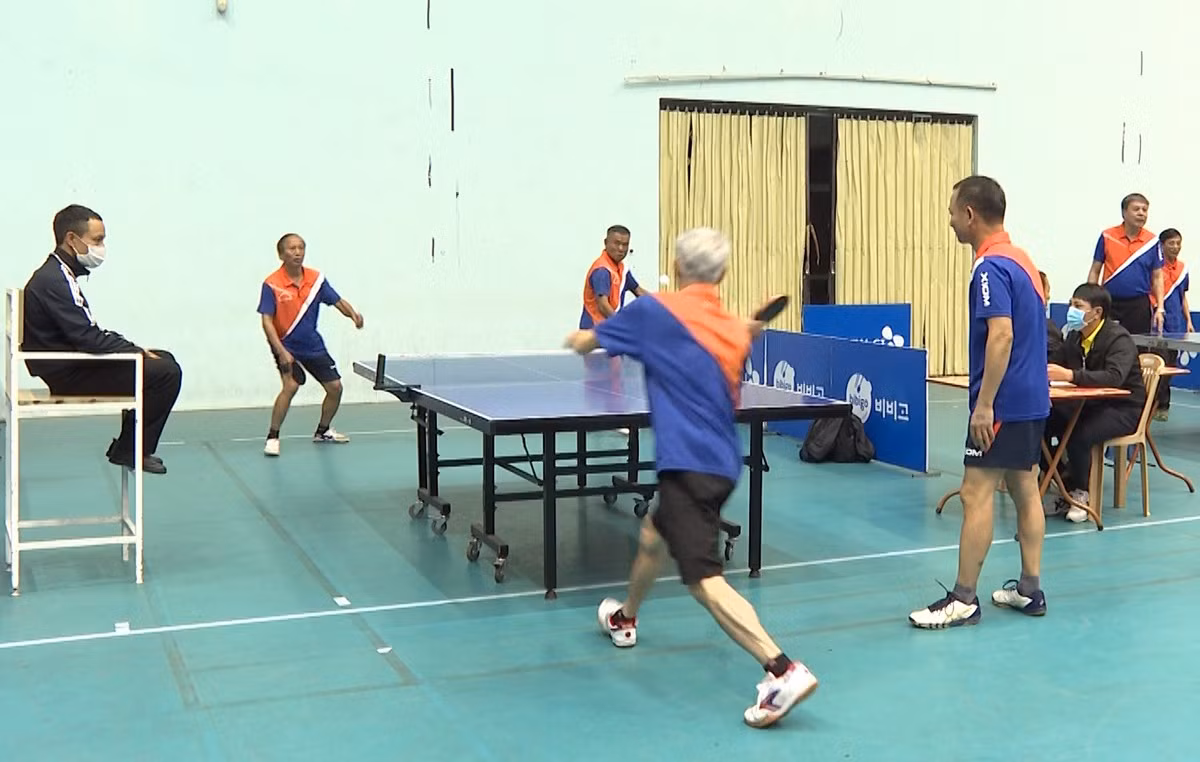 Thi đấu môn bóng bàn, cầu lông nội dung đôi nam trên 56 tuổi.