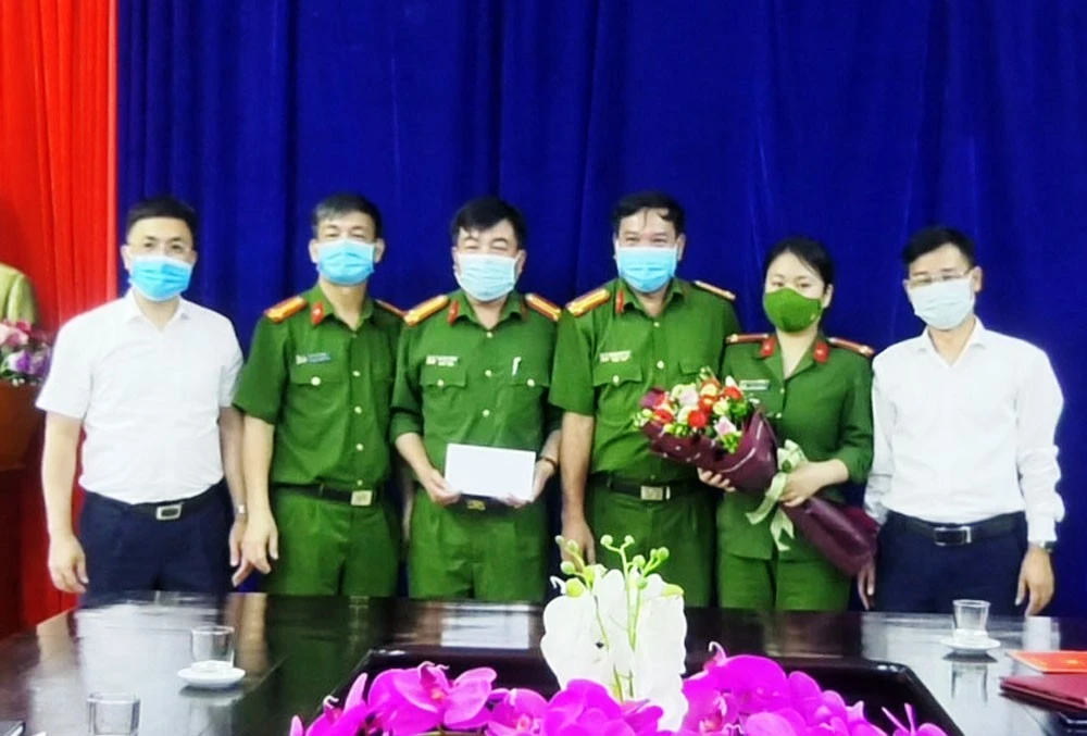 Huyện Bắc Hà: Khen thưởng đột xuất lực lượng công an triệt phá thành công vụ án ma túy ảnh 1