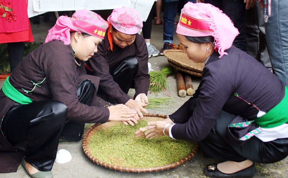 Nghề làm cốm ở xã Hợp Thành đã trở thành lễ hội thu hút khách.