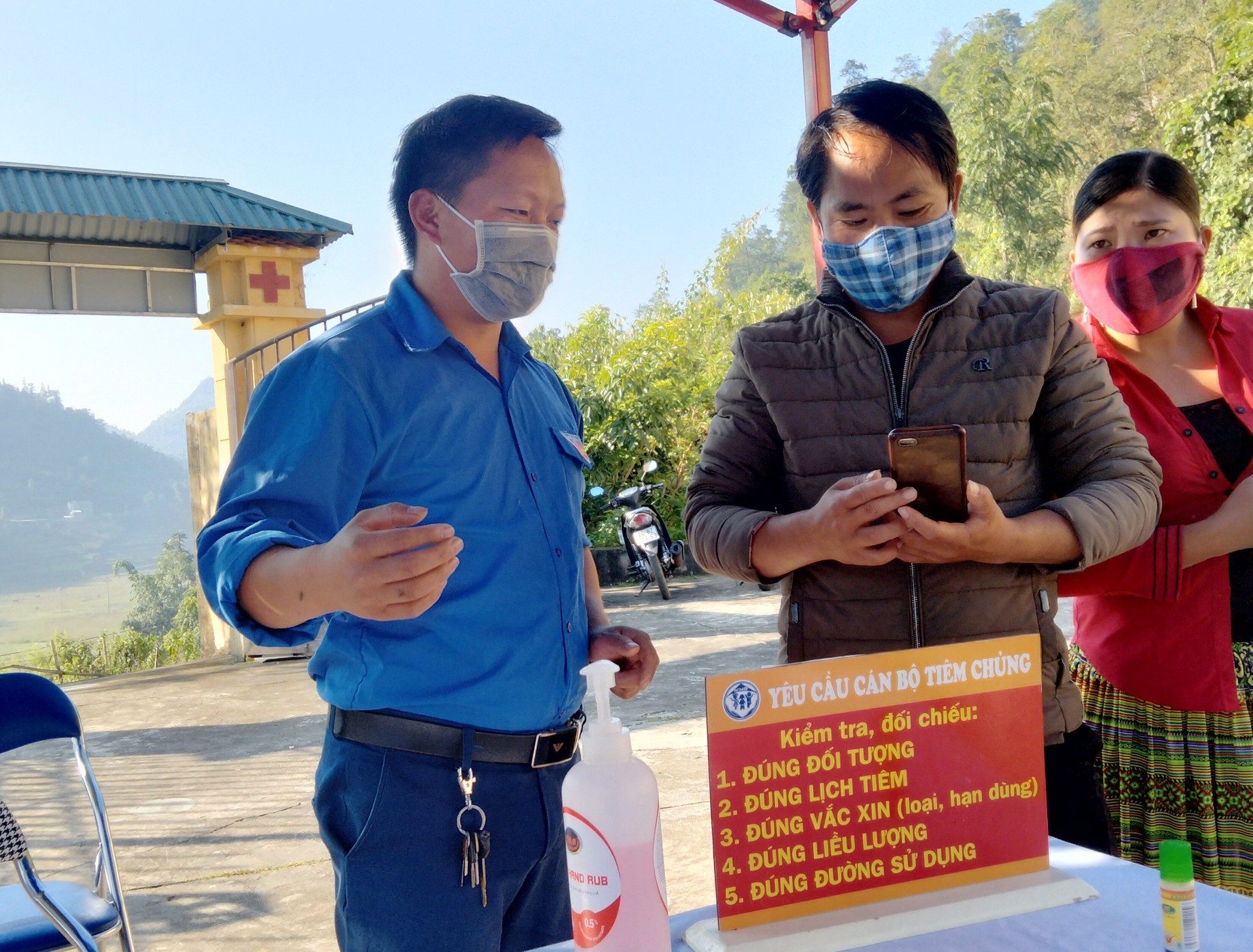 Tình nguyện viện hỗ trợ người dân khai báo y tế điện tử.