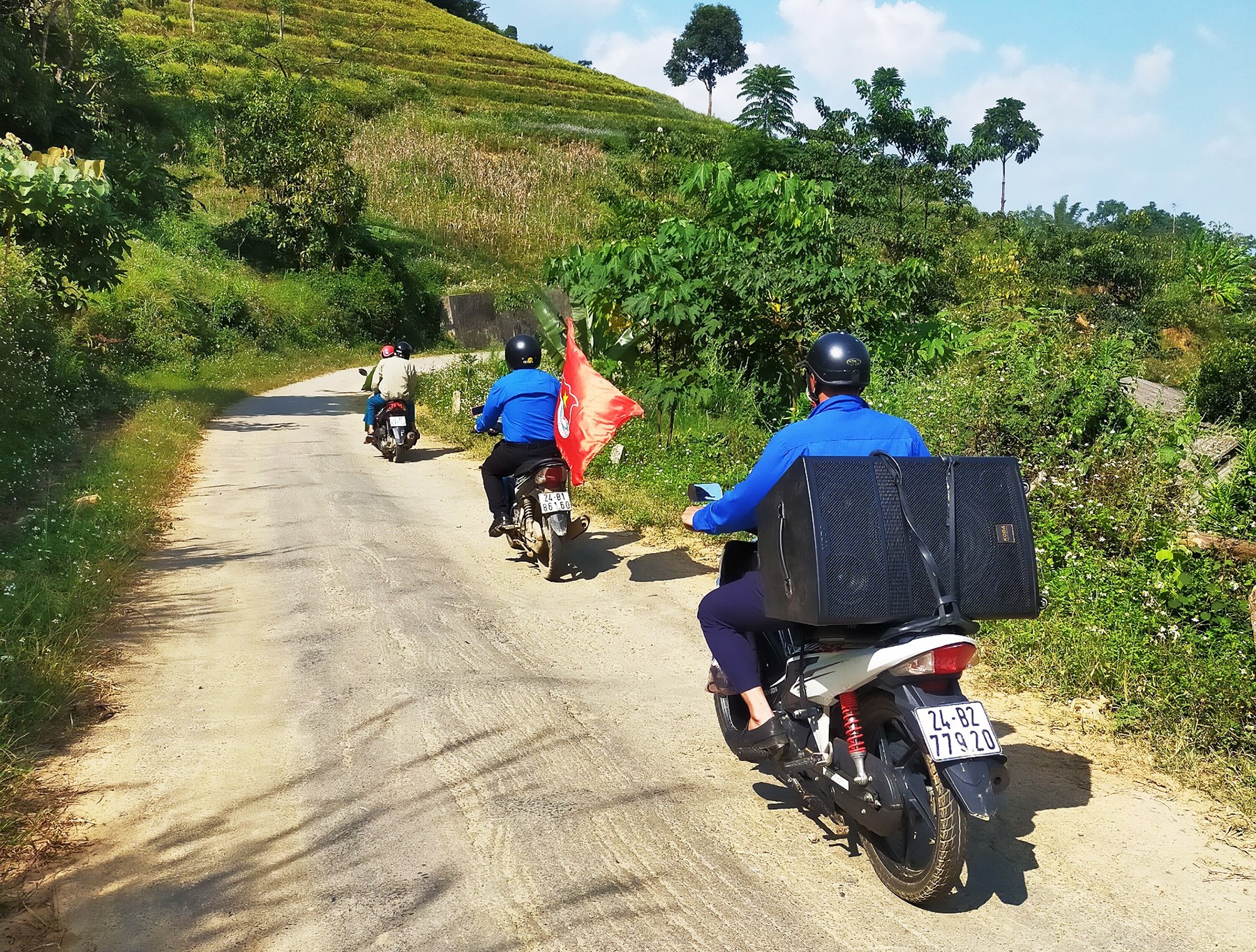 Đội hình thanh niên tình nguyện huyện Si Ma Cai tuyên truyền công tác tiêm chủng, phòng, chống dịch Covid-19 tại các thôn, bản.
