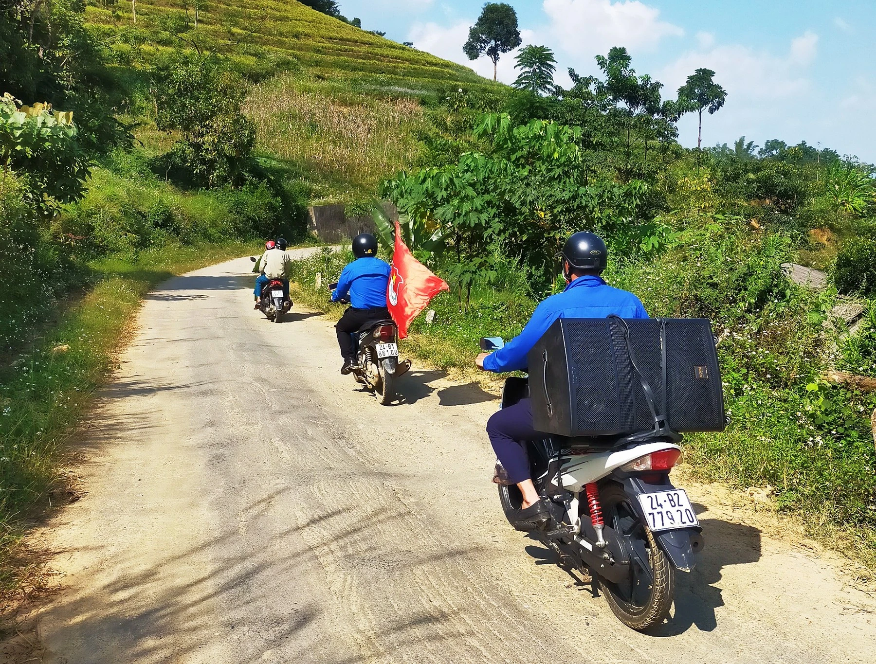 Đội hình thanh niên tình nguyện huyện Si Ma Cai tuyên truyền công tác tiêm chủng, phòng, chống dịch Covid-19 tại các thôn, bản.