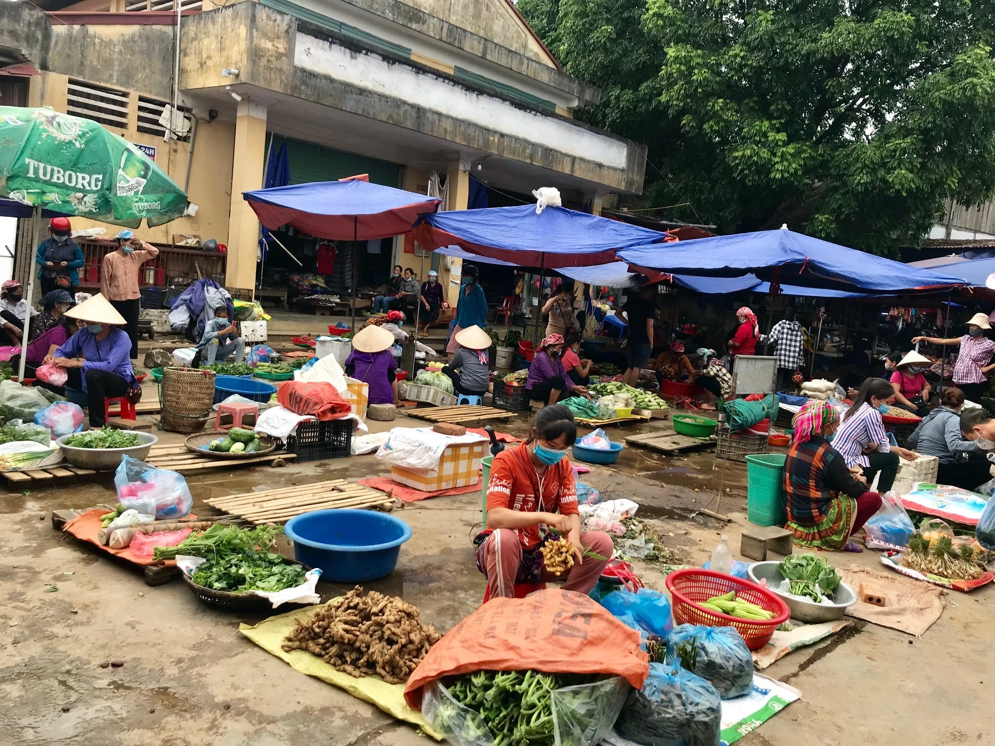 Với những nét duyên riêng có, khu chợ quê của Chợ trung tâm huyện Văn Bàn luôn được mọi người tìm đến.