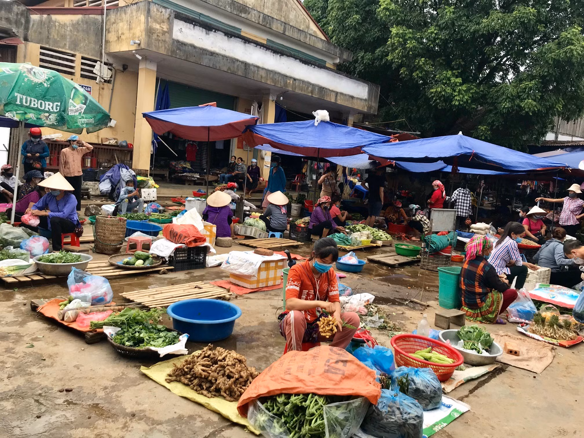 Với những nét duyên riêng có, khu chợ quê của Chợ trung tâm huyện Văn Bàn luôn được mọi người tìm đến.