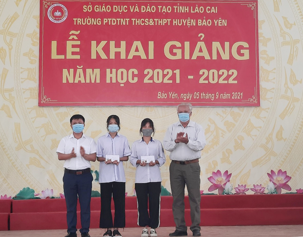 Trao học bổng khuyến học cho học sinh Trường Phổ thông Dân tộc nội trú THCS &THPT huyện Bảo Yên.