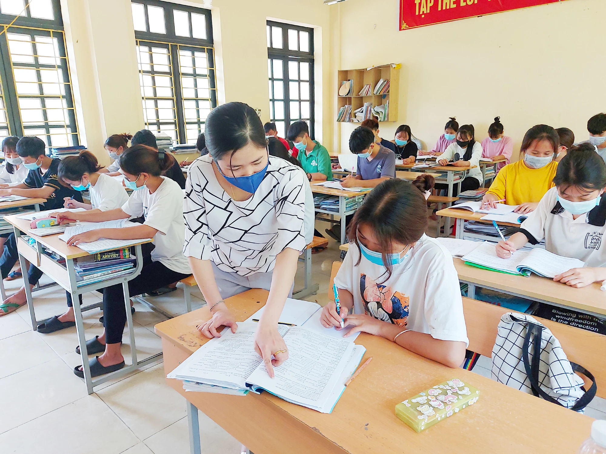 Học sinh lớp 12 ôn thi tốt nghiệp.