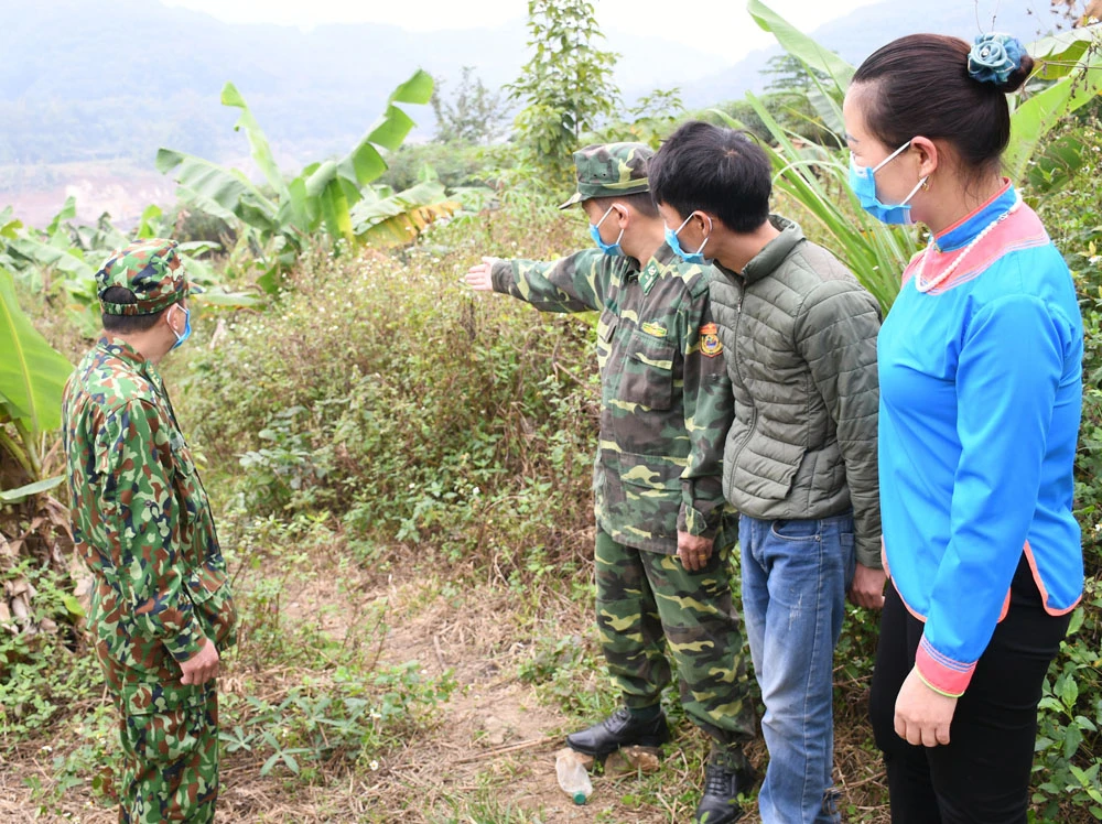 Đồn Biên phòng Trịnh Tường phối hợp với người dân bảo vệ biên giới.