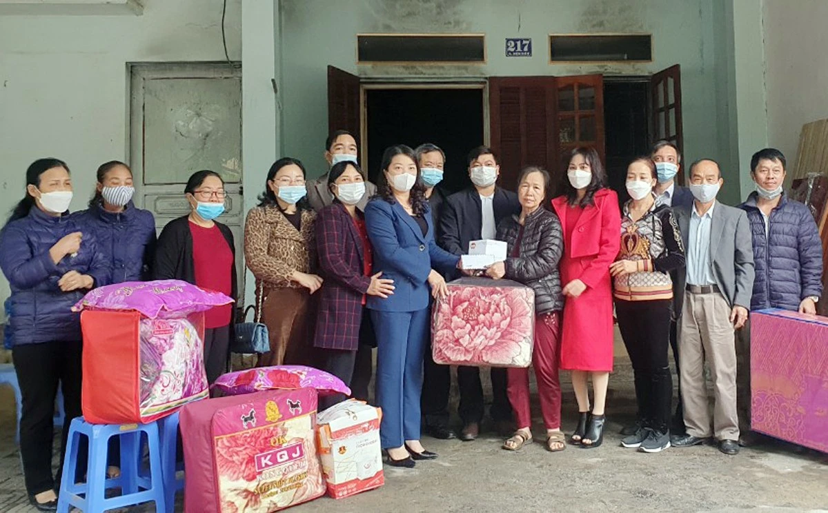 Hội Nông dân thành phố Lào Cai trao hỗ trợ cho gia đình hội viên Phan Thị Bính.