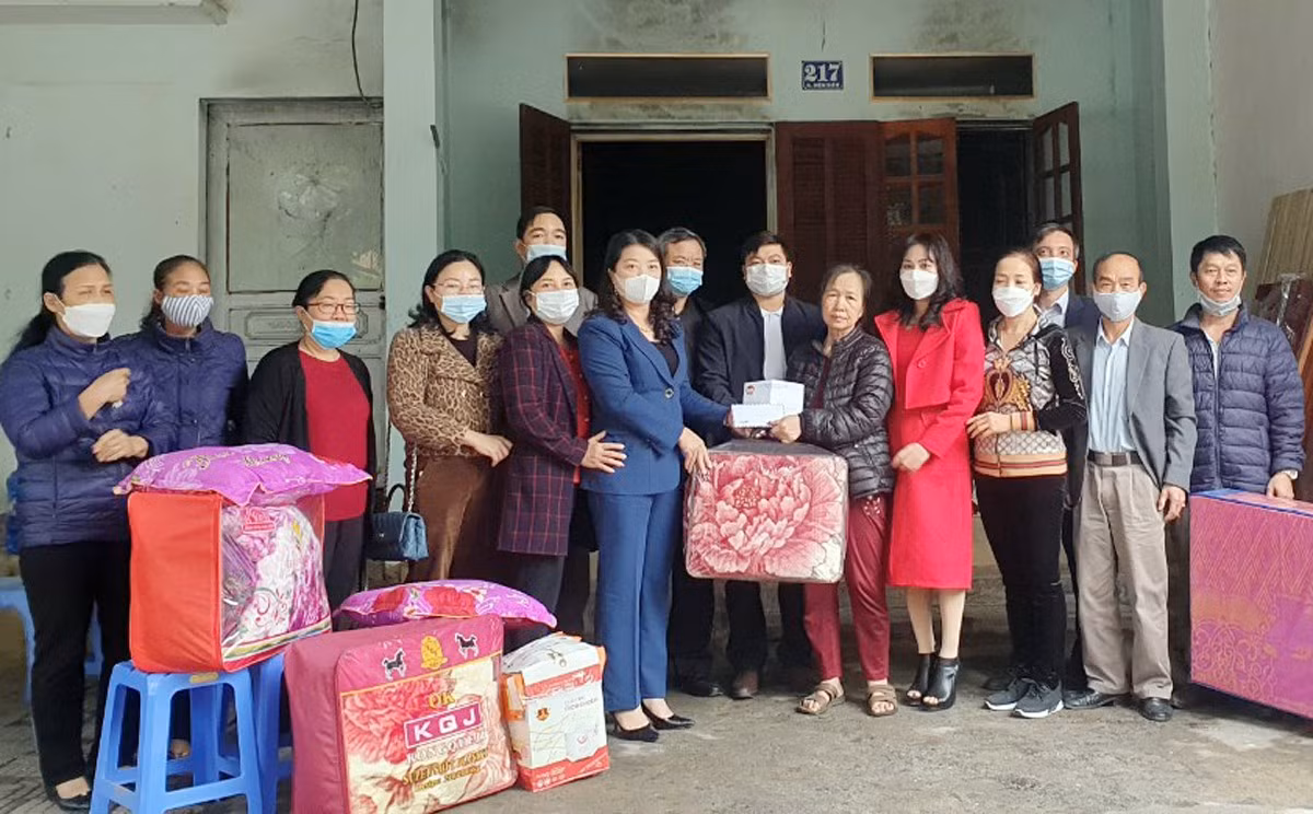 Hội Nông dân thành phố Lào Cai trao hỗ trợ cho gia đình hội viên Phan Thị Bính.