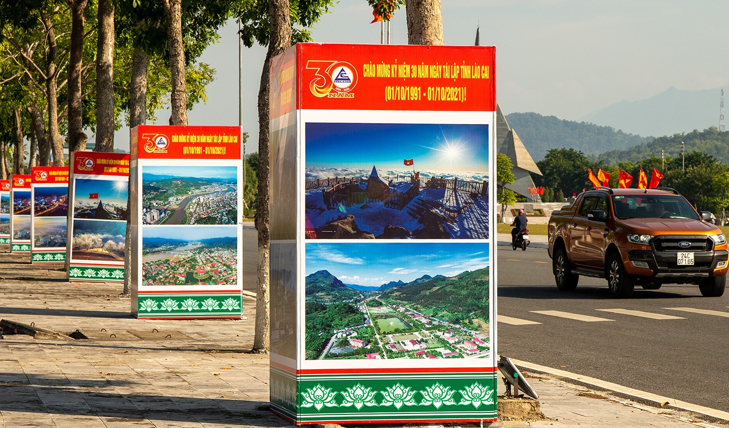 Thành phố Lào Cai rực rỡ cờ hoa, khẩu hiệu chào mừng 30 năm tái lập tỉnh Lào Cai ảnh 7