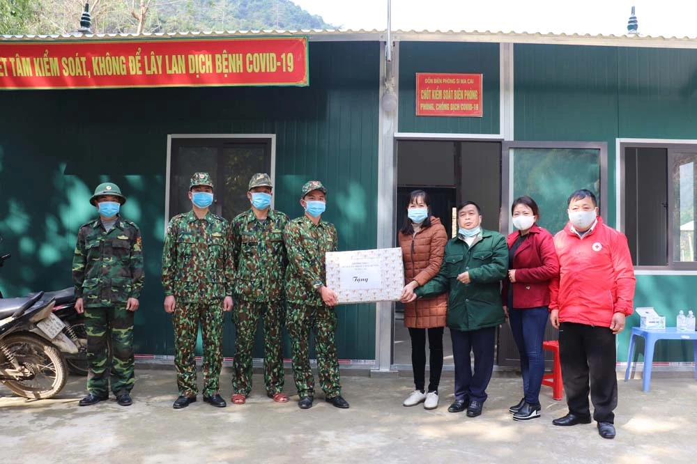 Đoàn công tác tặng quà động viên cán bộ, chiến sỹ biên phòng trực chốt.