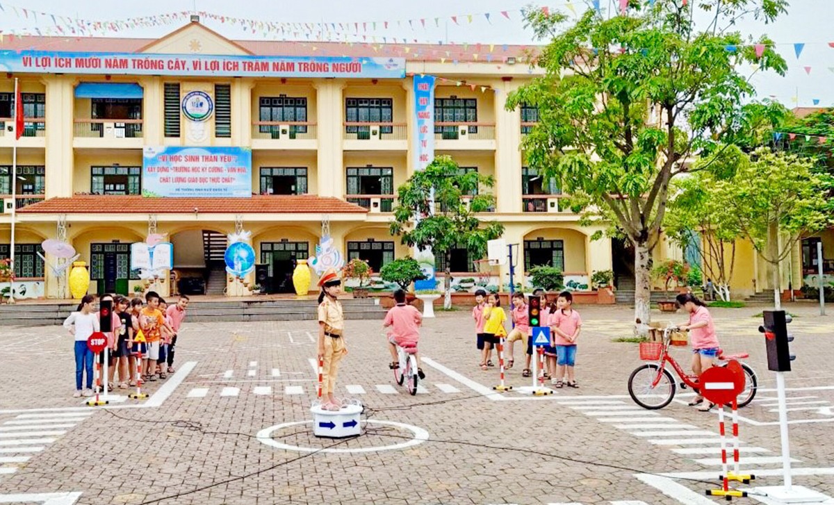 Một buổi sinh hoạt ngoại khóa tuyên truyền Luật Giao thông đường bộ tại Trường TH Bắc Cường.