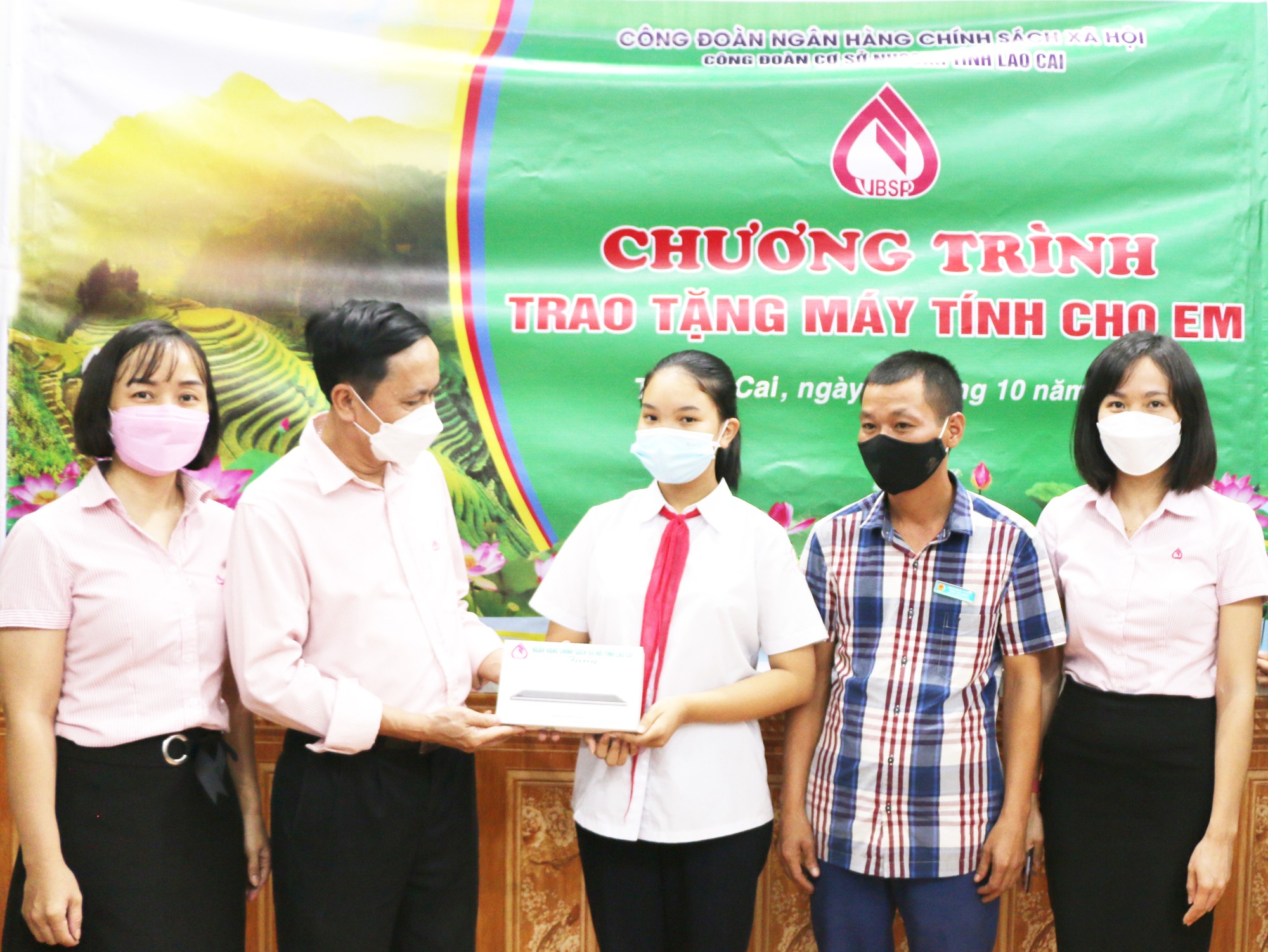 Lãnh đạo Ngân hàng Chính sách xã hội Chi nhánh tỉnh Lào Cai trao tặng máy tính bảng cho em Nguyễn Tú Anh, học sinh Trường THCS Ngô Văn Sở (thành phố Lào Cai). Trao tặng máy tính bảng cho em Hoàng Thị Kiều Ly, học sinh Trường THCS Cam Đường (thành phố Lào Cai).